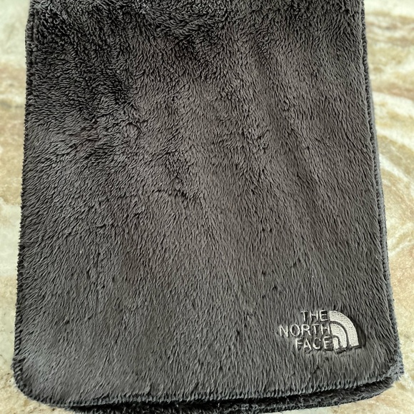 NorthFace hat & scarf set - Picture 2 of 6